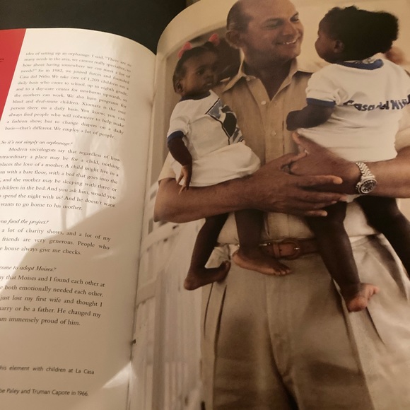 The book on Oscar De La Renta. Incredible photos with great information. - Picture 3 of 3